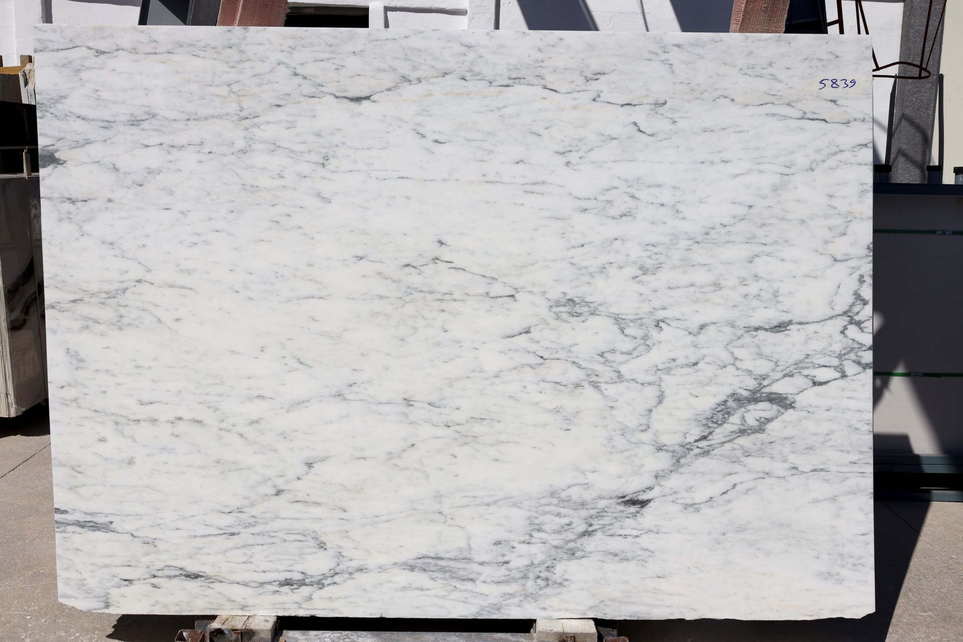 Carrara polished marble slab in White
