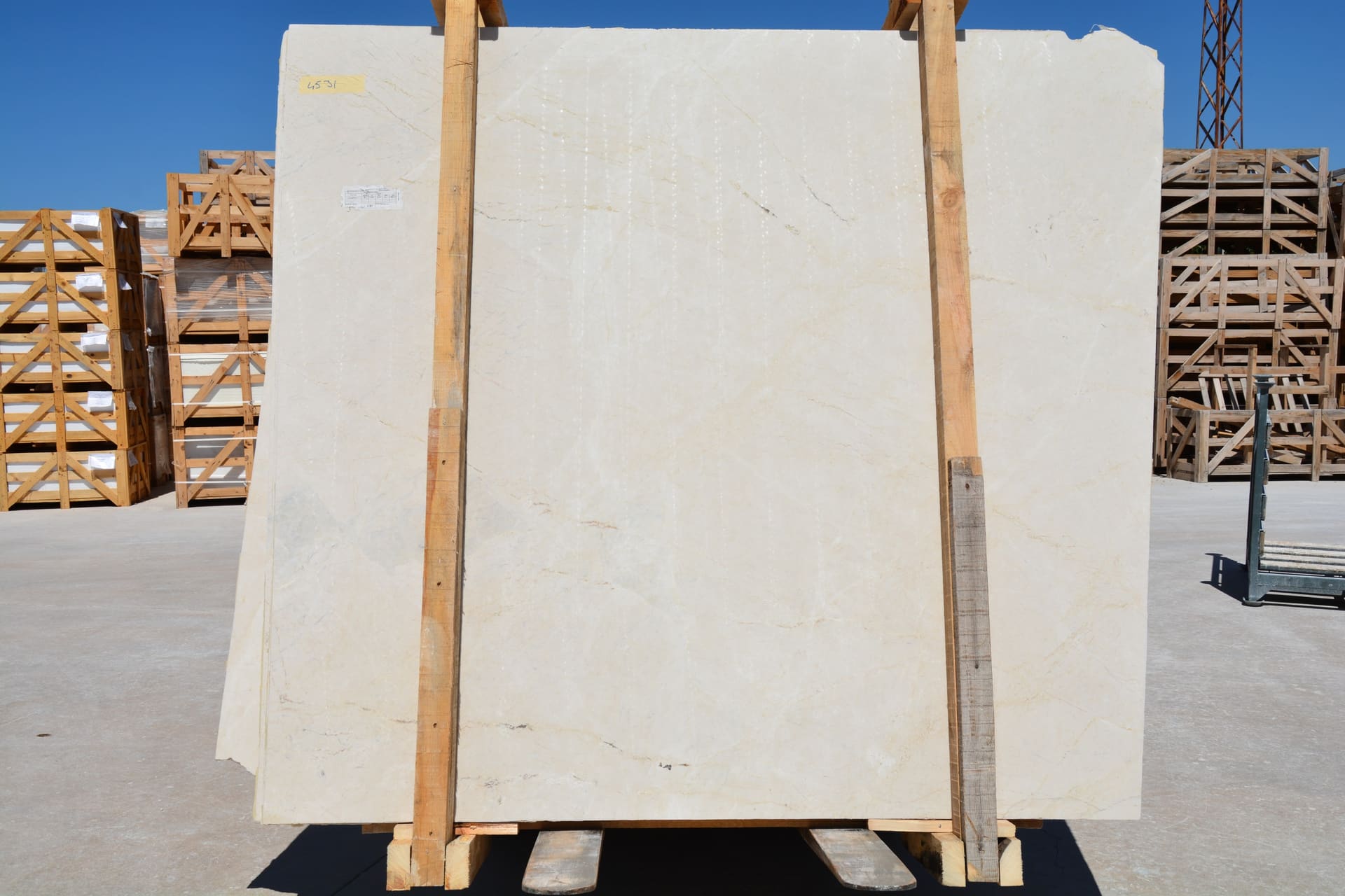 Limpido polished marble slab in Beige